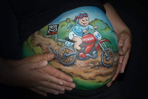 Bellypaint met een jongetje op een motor