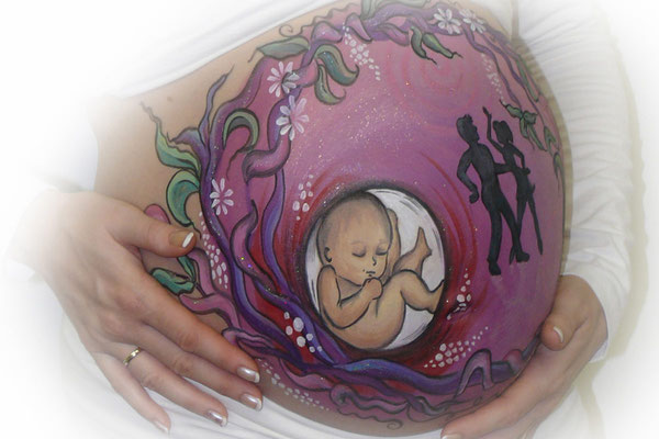 Fantasie buikschildering met baby in baarmoeder en dansende ouders