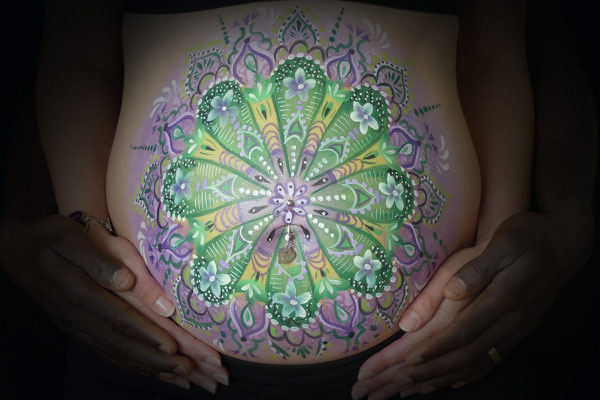 Een mandala bellypaint