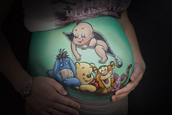 Een baby die uit de rits komt met Winnie the Pooh en vriendjes