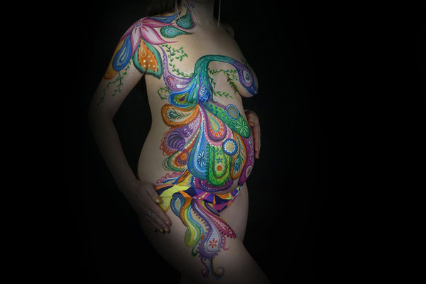 Een kleurrijke fantasievolle pauw in de bodypaint