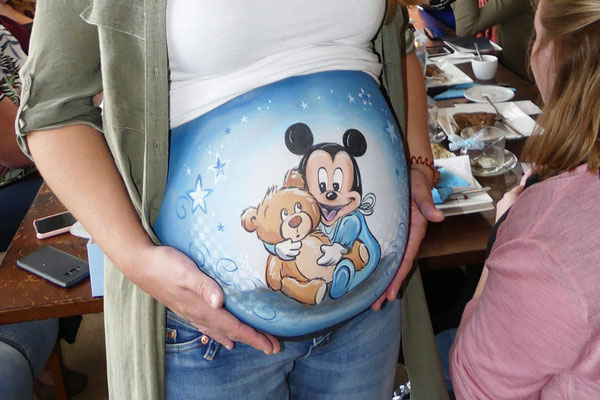 Buikbeschildering gemaakt op een babyshower