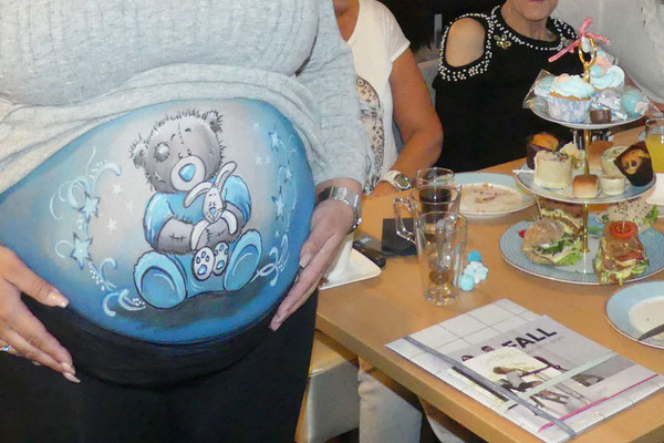 Buikschilderen op een baby-shower