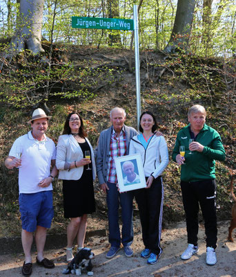 es ist geschafft, das Straßenschild ist enthüllt und das Portrait übergeben...