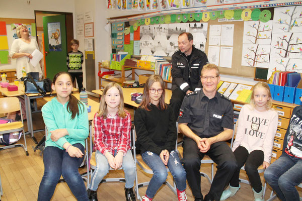 Polizeiorchester Niedersachsen in der Grundschule Eschershausen am 21.5.2019 - klassereinerbiels ...