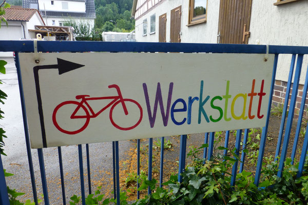 Wegweiser Fahrradwerkstatt (blaues Tor)