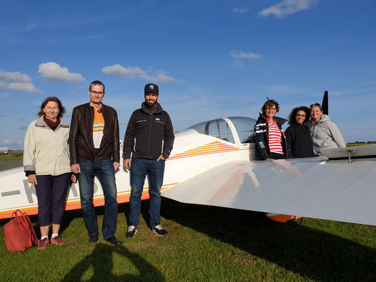 Gruppenfoto in Sankt Peter Ording, dieses Mal auch mit Franzi und Jojo im Bild
