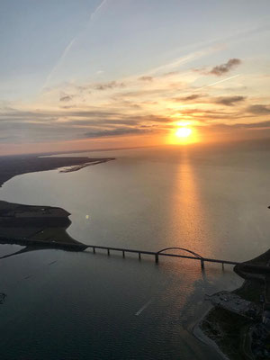 noch ein schöner Abendflug über der Ostsee: Fehmarnsundbrücke