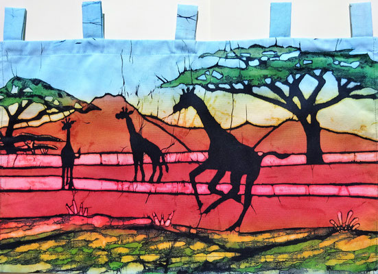 Batik schilderij (wall hanging). Giraffen onder de blauwe lucht. H 35 x Br 58 cm. € 59,- (hoogte zonder de lussen). VERKOCHT.