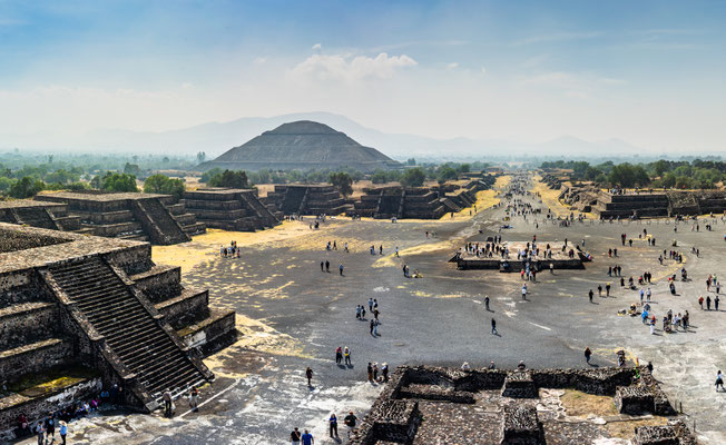 Blick auf die Sonnenpyramide in Teotihuacán