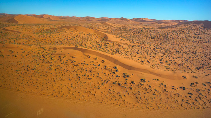 Ein Flug mit Blick auf die Wanderdünen der Namib...
