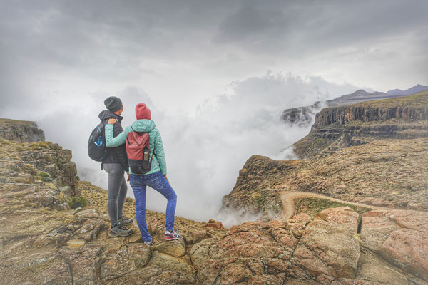 Wanderer überm Nebelmeer / Sanipass ( auf 2830 m Höhe )- von den Drakensbergen  nach Lesotho
