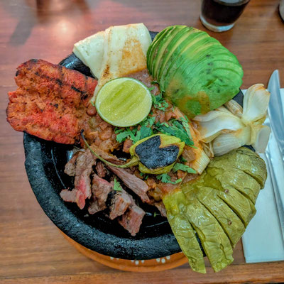 Rindfleisch mit Kaktusfeige, Avocado, Manchego und Chorizo, Chili und Koriander