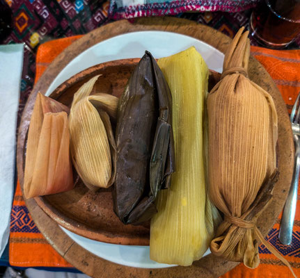 Verschiedene Mais-Gerichte :Tamales