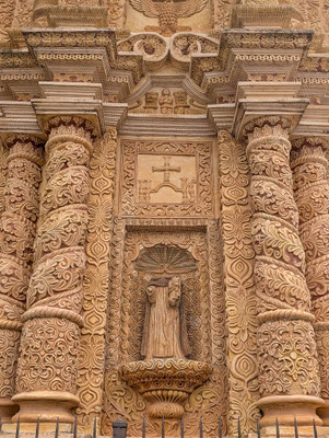 Barockfassade des Templo de Santo Domingo de Guzmán in San Cristobal 