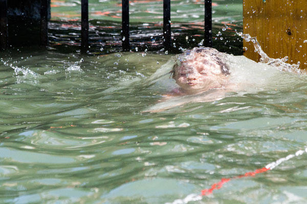 Ein Uboot? Nein, ein Schwimmer in vollem Einsatz
