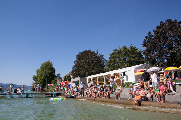 Das Festzelt - für einmal zum Schutz vor der Sonne