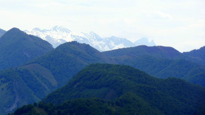 Montagnes d'Ossau enneigées et Pic du Midi d'Ossau.