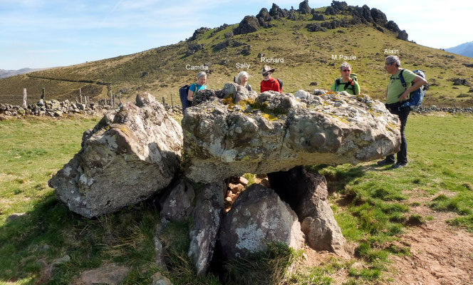 Une partie du groupe auprès du dolmen (datant de l'époque néolithique)