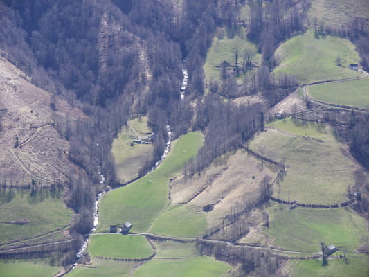 Cascade et route menant au Col d'Ichère rejoignant la Vallée d'Aspe.