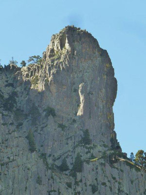 surprise de la nature: une statue au pied de la roche