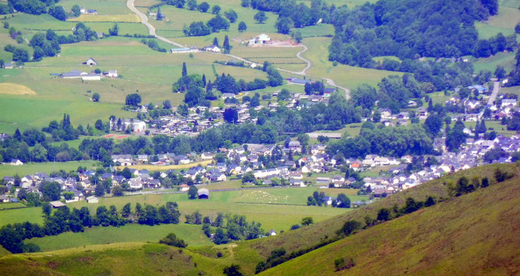 Zoom sur le village d'Arette depuis le Layens.