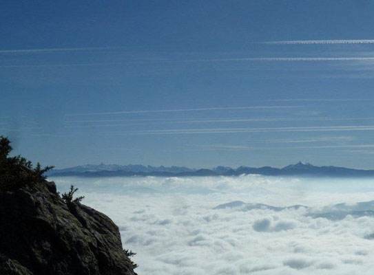 la mer de nuages et la chaîne des Pyrénées au loin