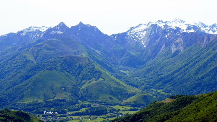 Vue sur les villages de la Vallée d'Aspe et le Massif de Sesques.