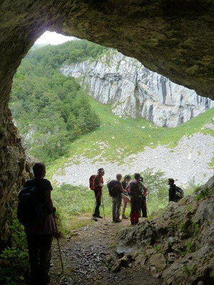 Vue depuis l'intérieur de la grotte de Molerse.