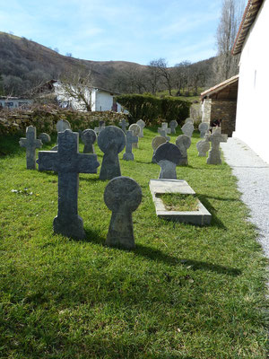 les stèles du cimetière