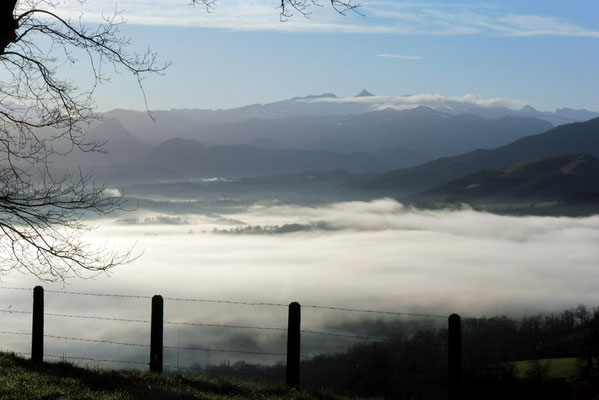 Brouillard dans la vallée et Pyrénées enneigées...toujours à Osquich. 