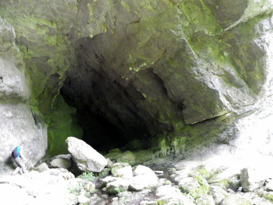 Entrée de la grotte où se trouve la résurgenge de la source.