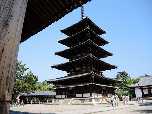 五重塔　法隆寺では金堂に次いで古く、日本最古の塔として知られる。 