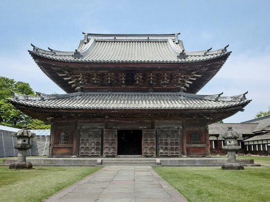 仏殿　1659年（万治2年）に建立。入母屋造、一重裳階（もこし）付きの総欅造りの仏殿は伽藍の中央に位置し、基壇上に雄然と立つその重厚な姿に言葉もない。