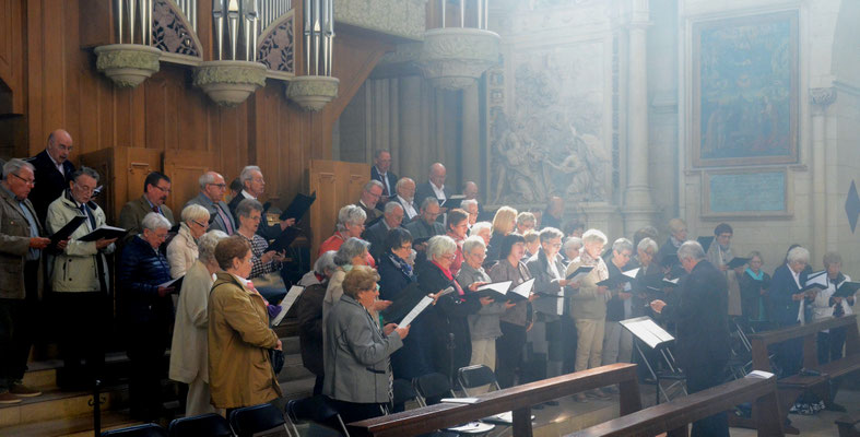 Die Chorgemeinschaft St. Josef-Disteln gestaltete das Pontifikalamt musikalisch mit