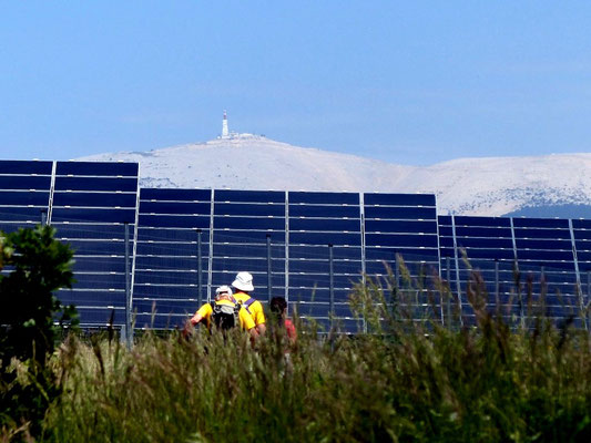 La centrale Photovoltaïque de Blauvac sur fond de Ventoux