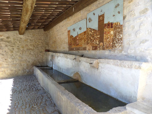 Viens : peinture murale au dessus du lavoir