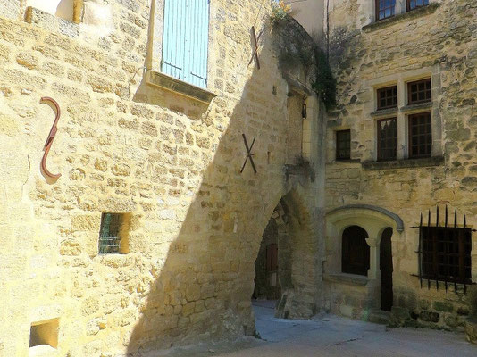 Viens : Maison à cour