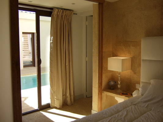 Mas de Louise - Schlafzimmer mit Zugang zum Patio - große Schiebetüre zwischen Flur und Raum 