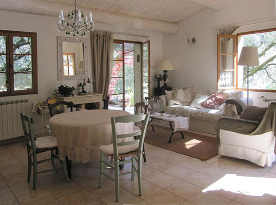 Les Olivettes - der helle Wohnraum mit Esstisch und Ausgang zur zweiten Terrasse 