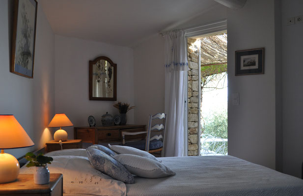 Petite Beauté - das Schlafzimmer mit Ausgang zur Terrasse mit Aussicht und Morgensonne ...