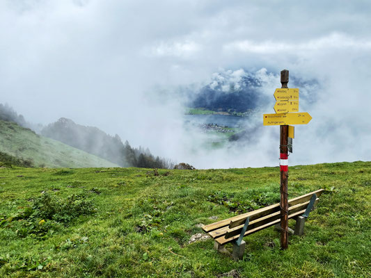 Blick durch eine Wolkenlücke auf den Walchsee