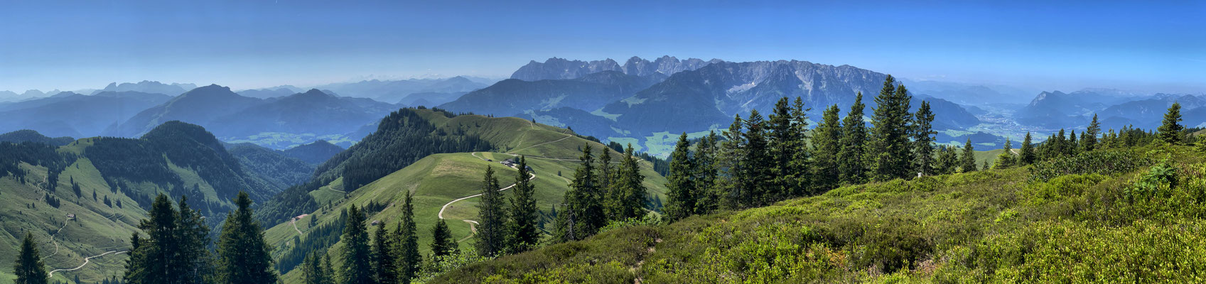 Am Gipfel des Hochköpfl mit Blick ins Kaisergebirge