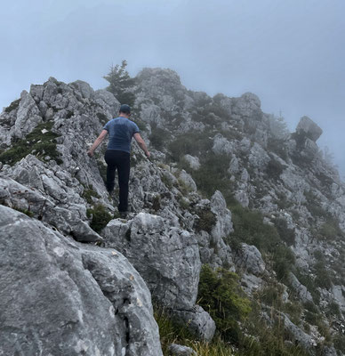 Im felseigen Gipfelbereich der Sonnwendwand