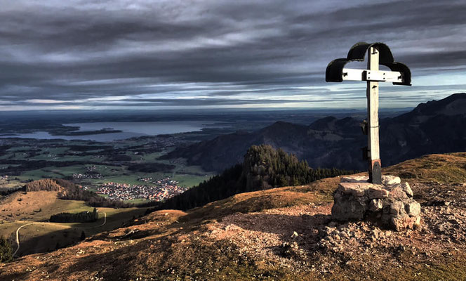 Laubenstein Gipfelkreuz mit Blick auf den Chiemsee