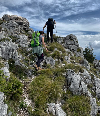 Im felsigen Gipfelbereich der Sonnwendwand