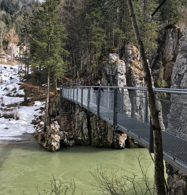 Hängebrücke an der Entenlochklamm über die Tiroler Achen
