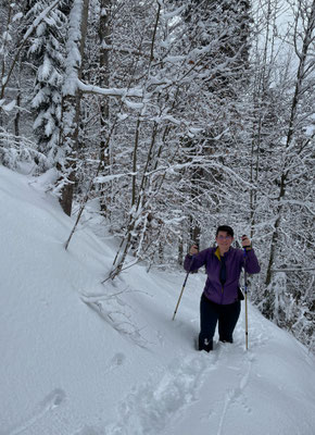 Im Winter durch tiefen Schnee