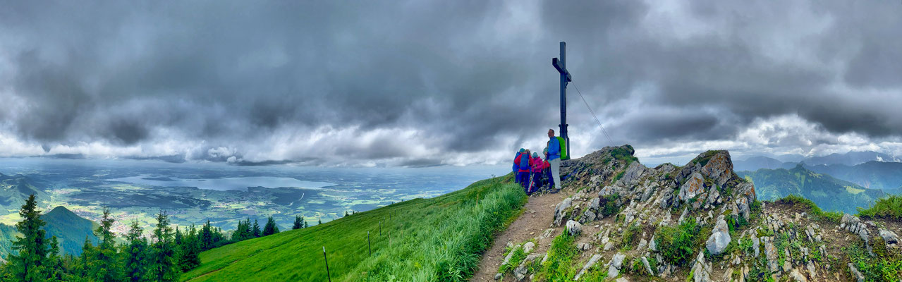 Am Gipfelkreuz des Hochgern