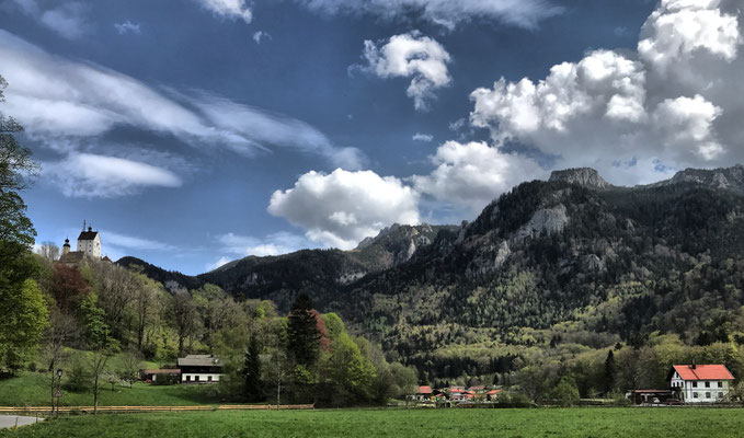 Hohenaschau mit der Kampenwand im Hintergrund